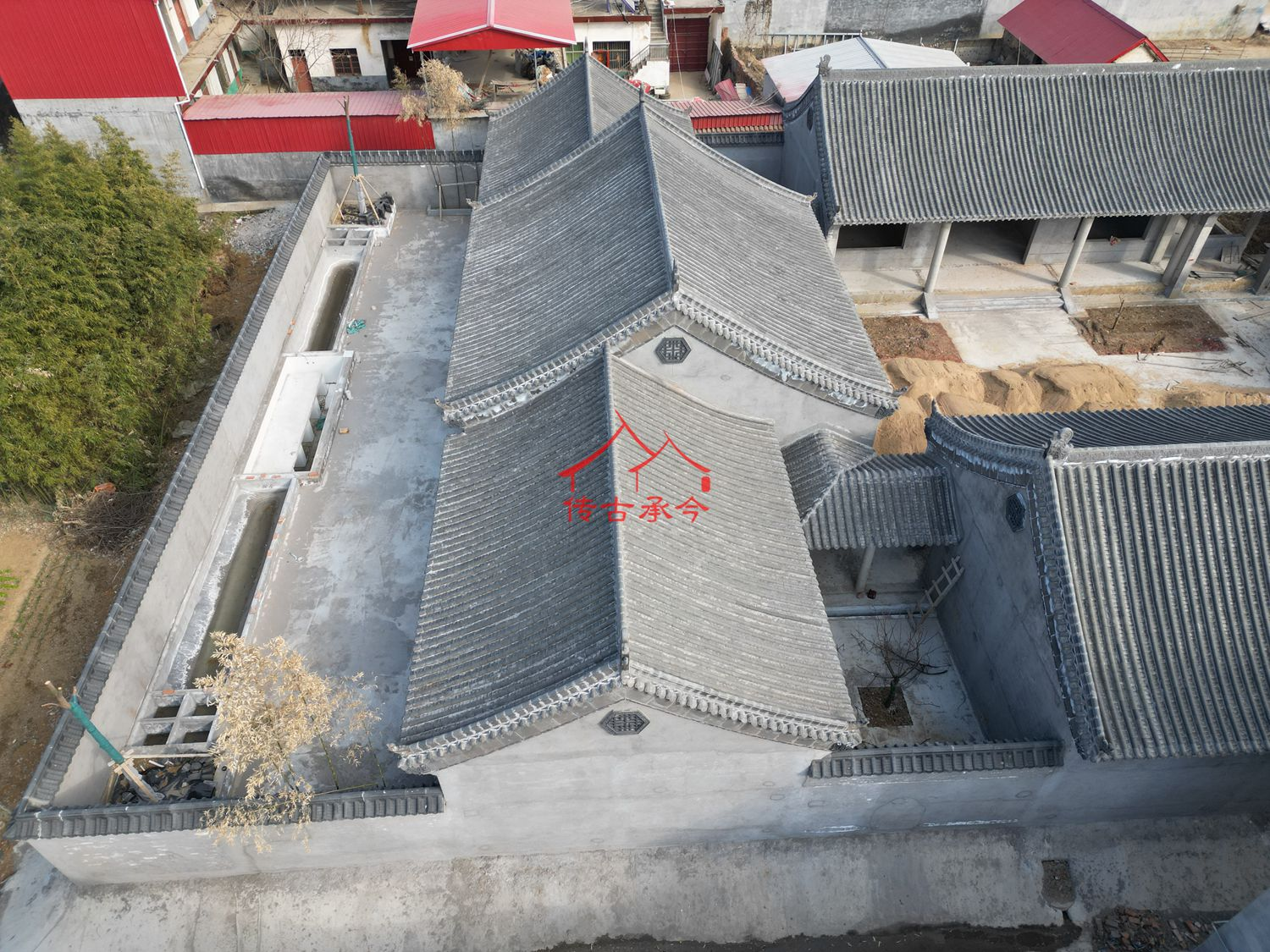 在建中式四合院 屋顶完工实景、乡村合院施工航拍案例