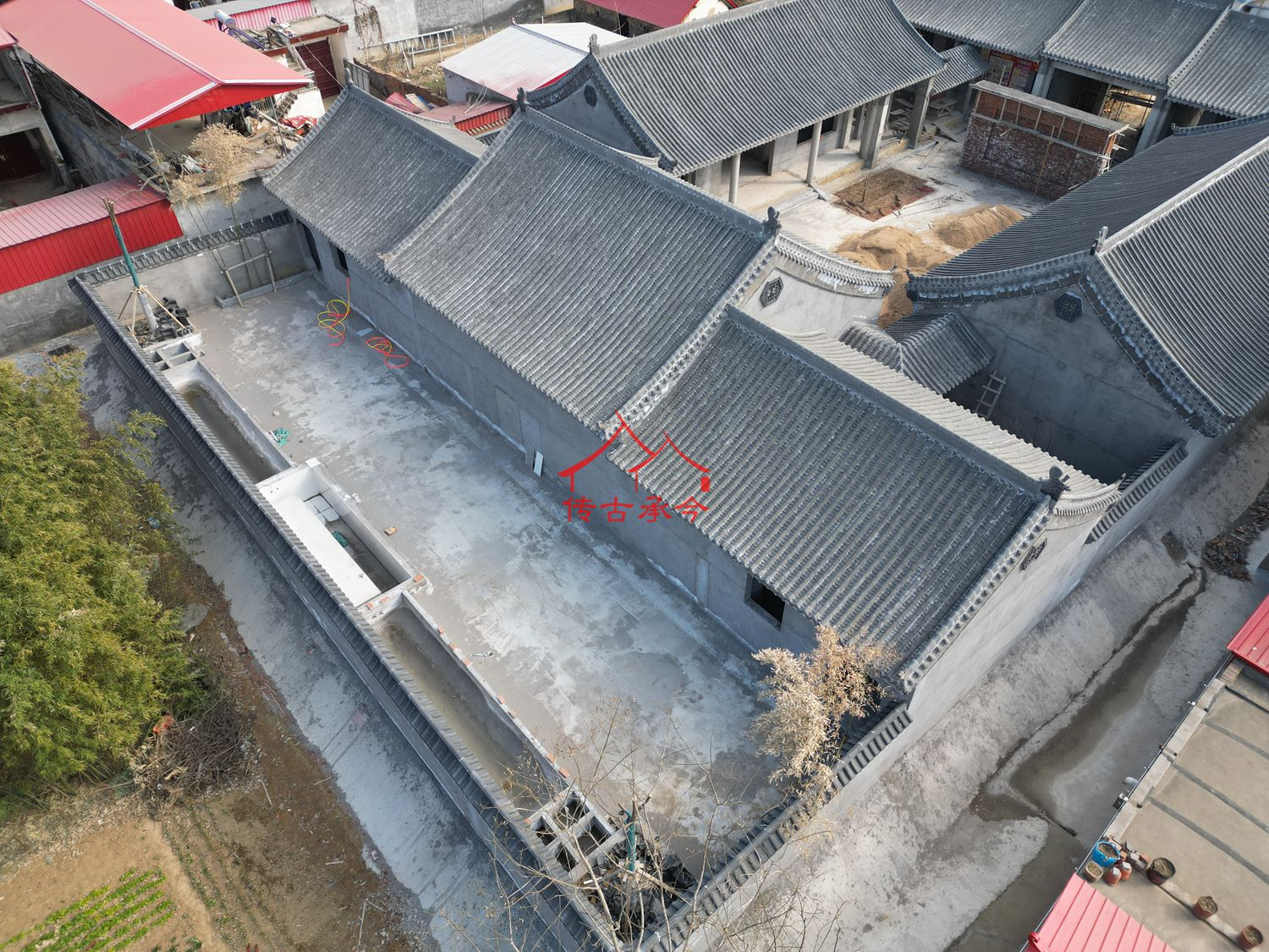 北方中式合院航拍 灰瓦屋顶、传统四合院 连排屋顶布局