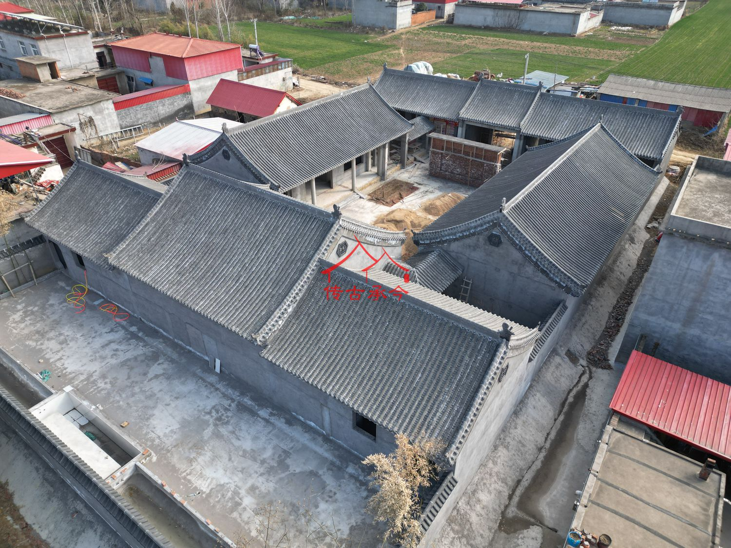 在建四合院 屋顶完工实景、乡村合院 灰墙灰瓦施工案例