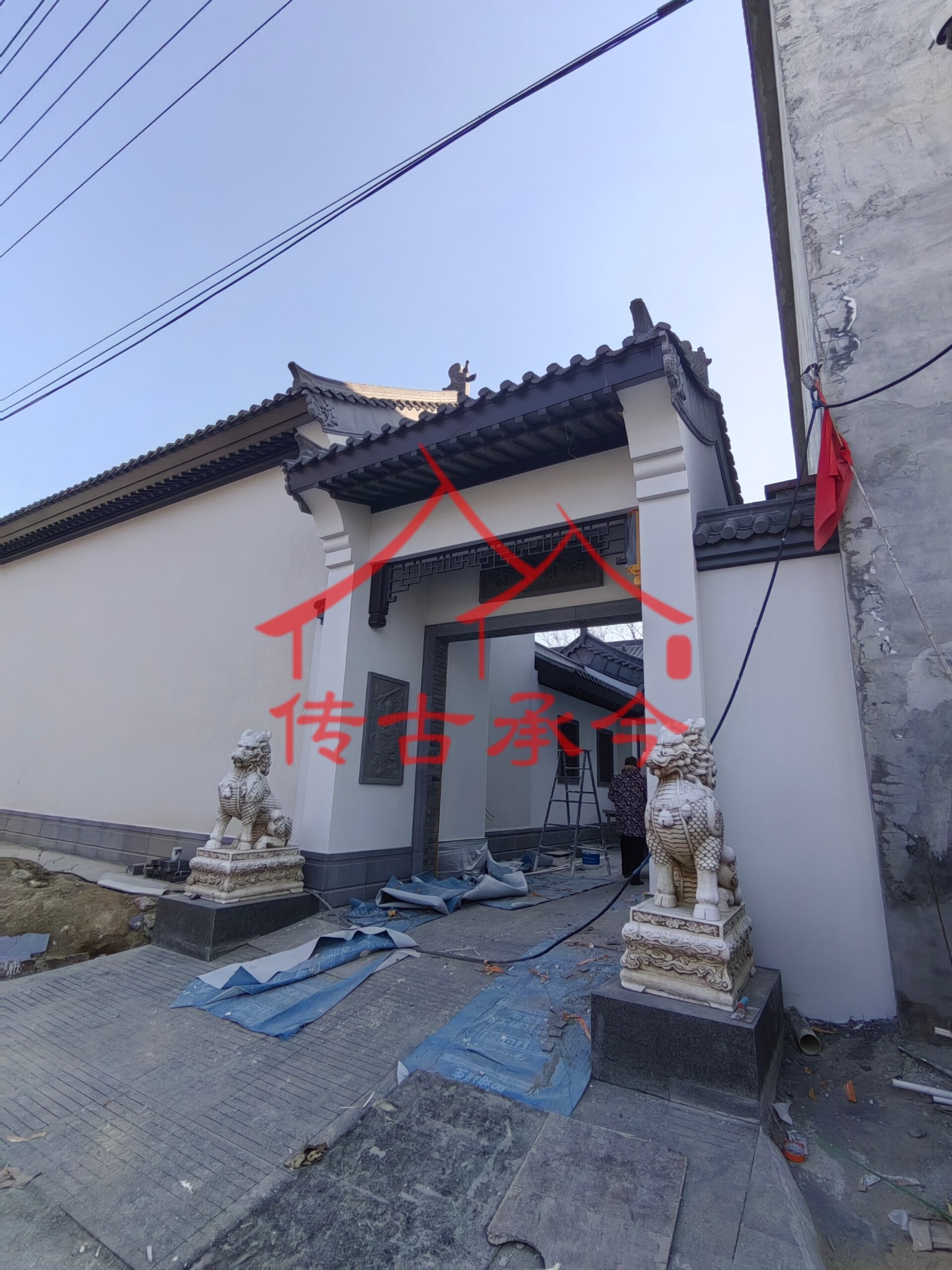 中式两层四合院大门实拍